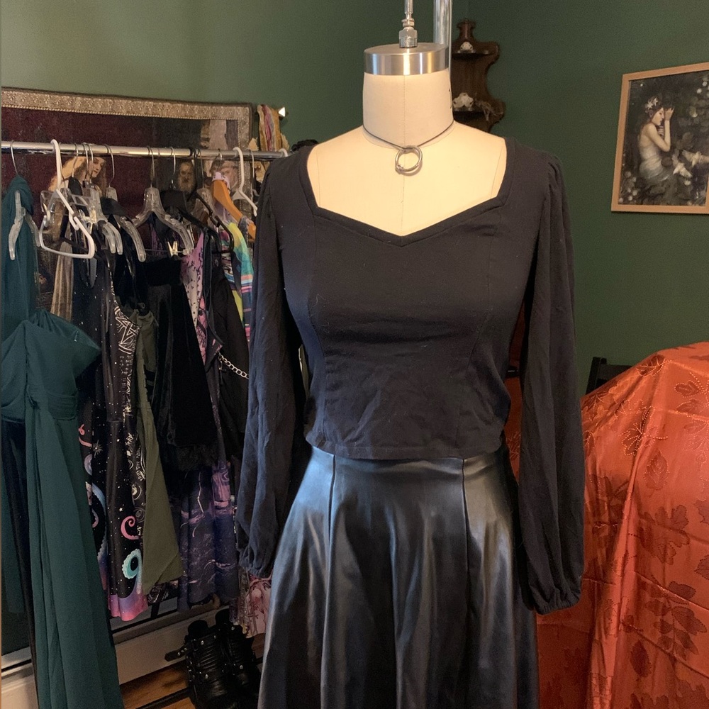 ModCloth Cropped Puff Long Sleeve Queen Anne Neckline Stretchy Top EUC